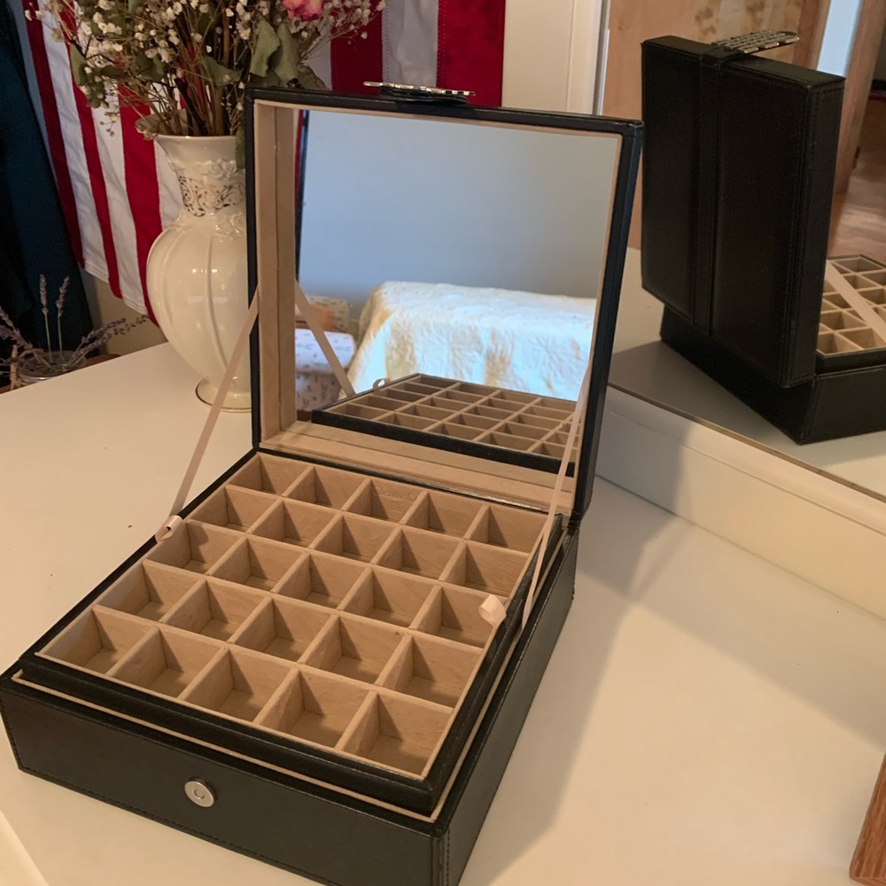 Elegant Black Jewelry Organizer Box
